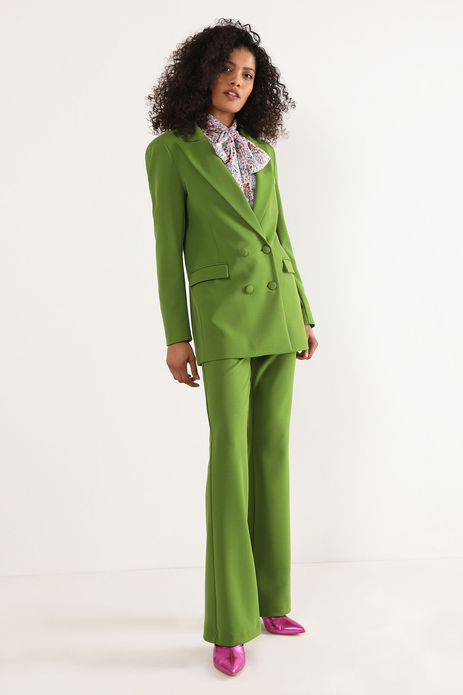 Cliomakeup-capi-must-have-primavera-2022-Completo-giacca-doppiopetto-pantaloni-flare
