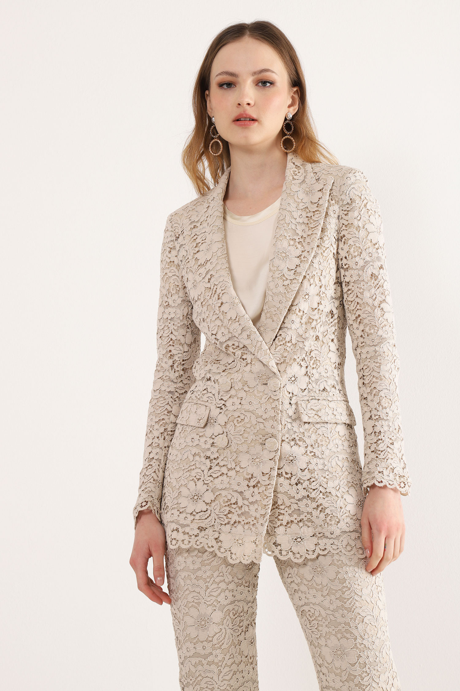 Cliomakeup-capi-must-have-primavera-2022-Giacca-pizzo-rever