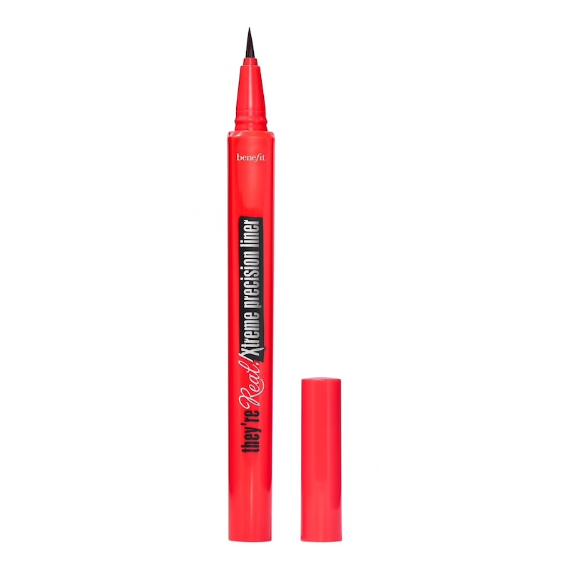 cliomakeup-come-truccarsi-con-frangia-teamclio-eyeliner-benefit