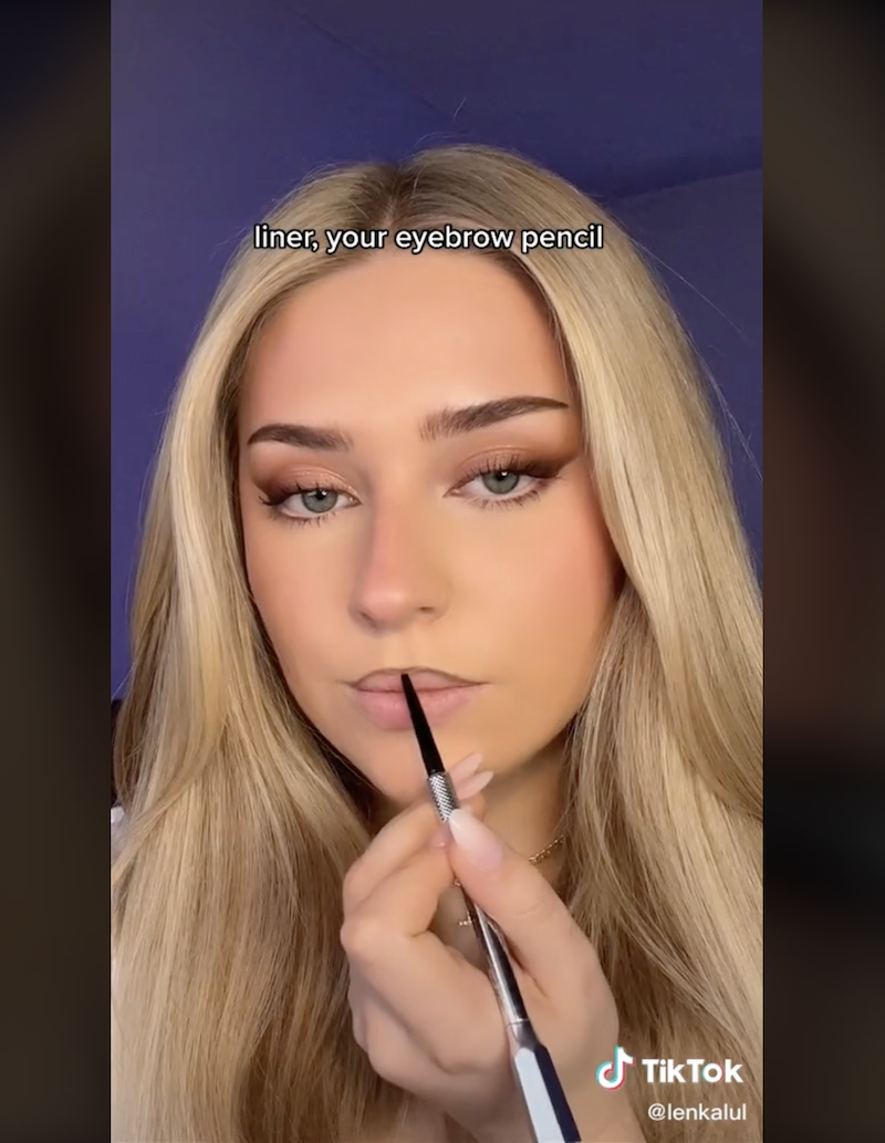 cliomakeup-make-up-trend-2022-tiktok-matita-sopracciglia-labbra