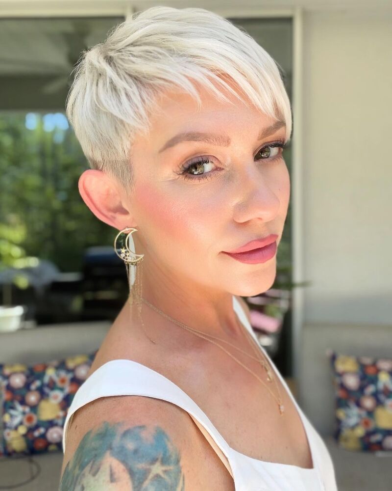 cliomakeup-tagli-capelli-corti-primavera-2022-pixie