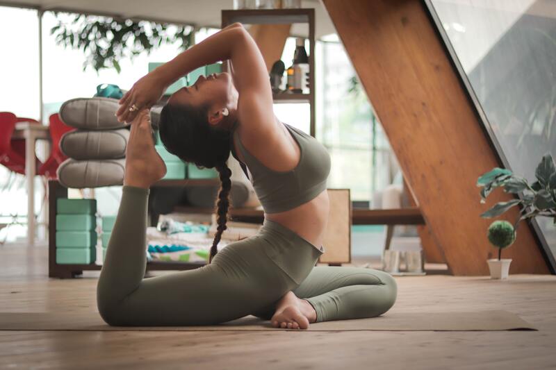 cliomakeup-iniziare-giornata-piede-giusto-yoga