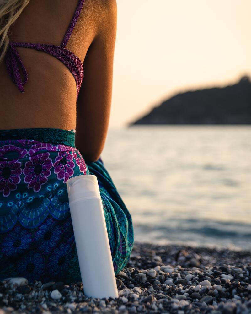 cliomakeup-differenza-filtri-solari-chimici-fisici-spiaggia