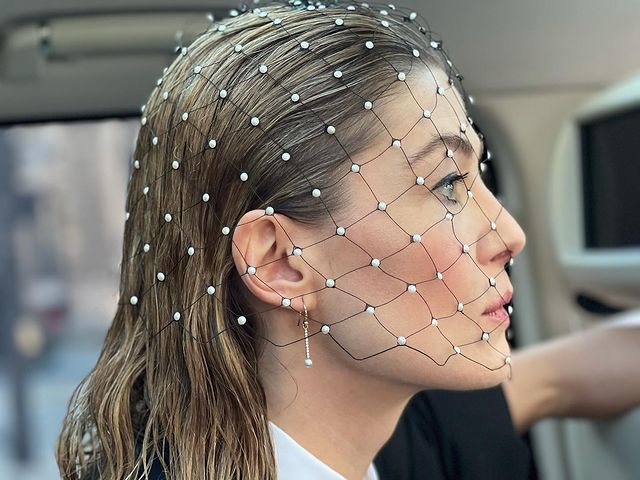 Cliomakeup-caschetto-vip-rosamund-pike-wet-look