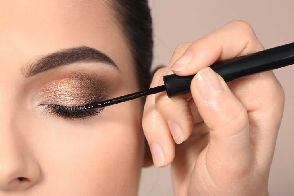 come-applicare-eyeliner-occhio