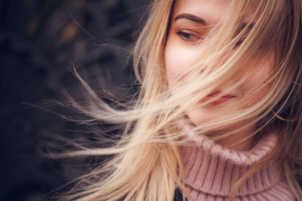 cliomakeup-come-eliminare-riflessi-verdi-capelli-biondi