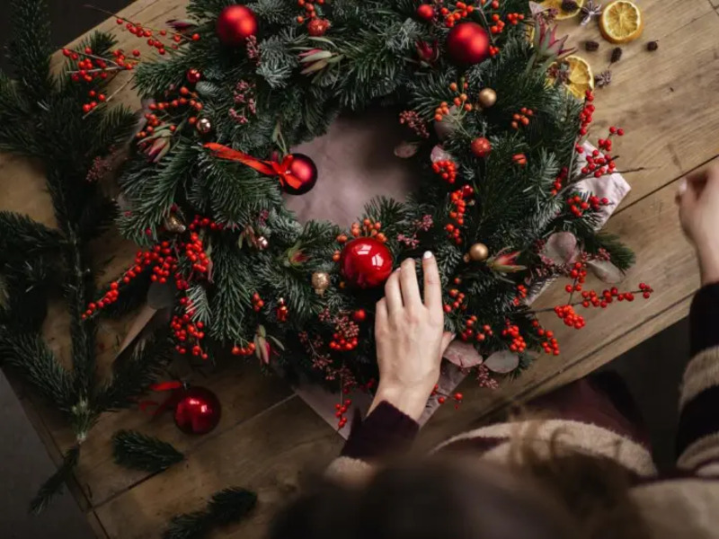 cliomakeup-come-addobbare-casa-natale-ghirlanda-rossa