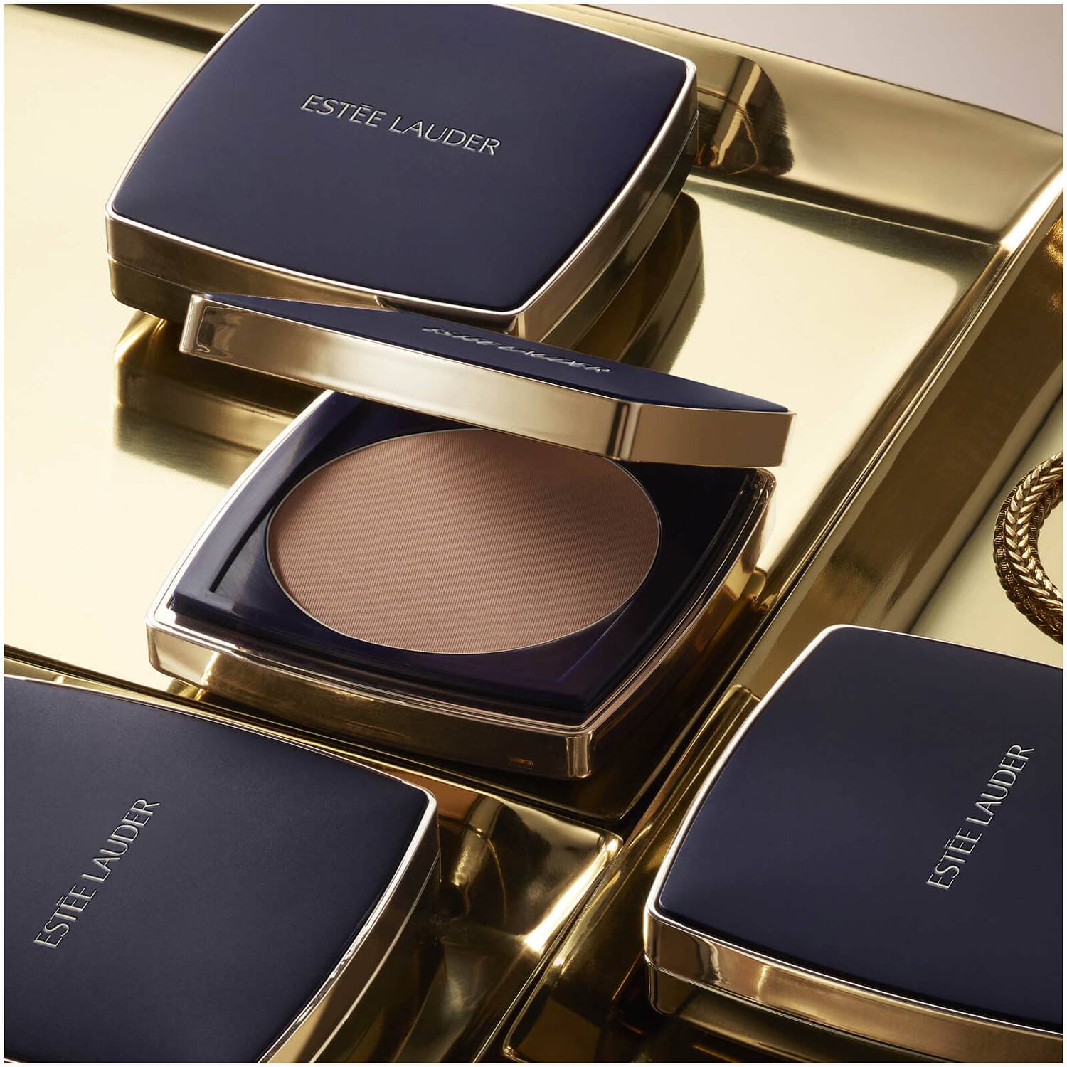 cliomakeup-migliori-fondotinta-2022-teamclio-estee-lauder-compatto
