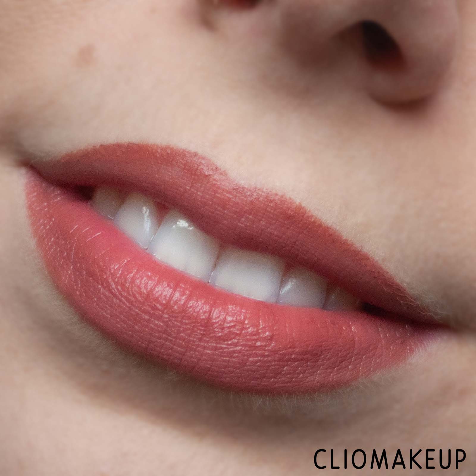 cliomakeup-recensione-balsamo-labbra-labello-blackberry-shine-12