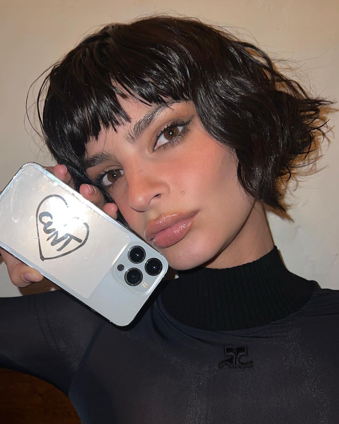 Cliomakeup-caschetto-2023-emrata-caschetto-con-frangia