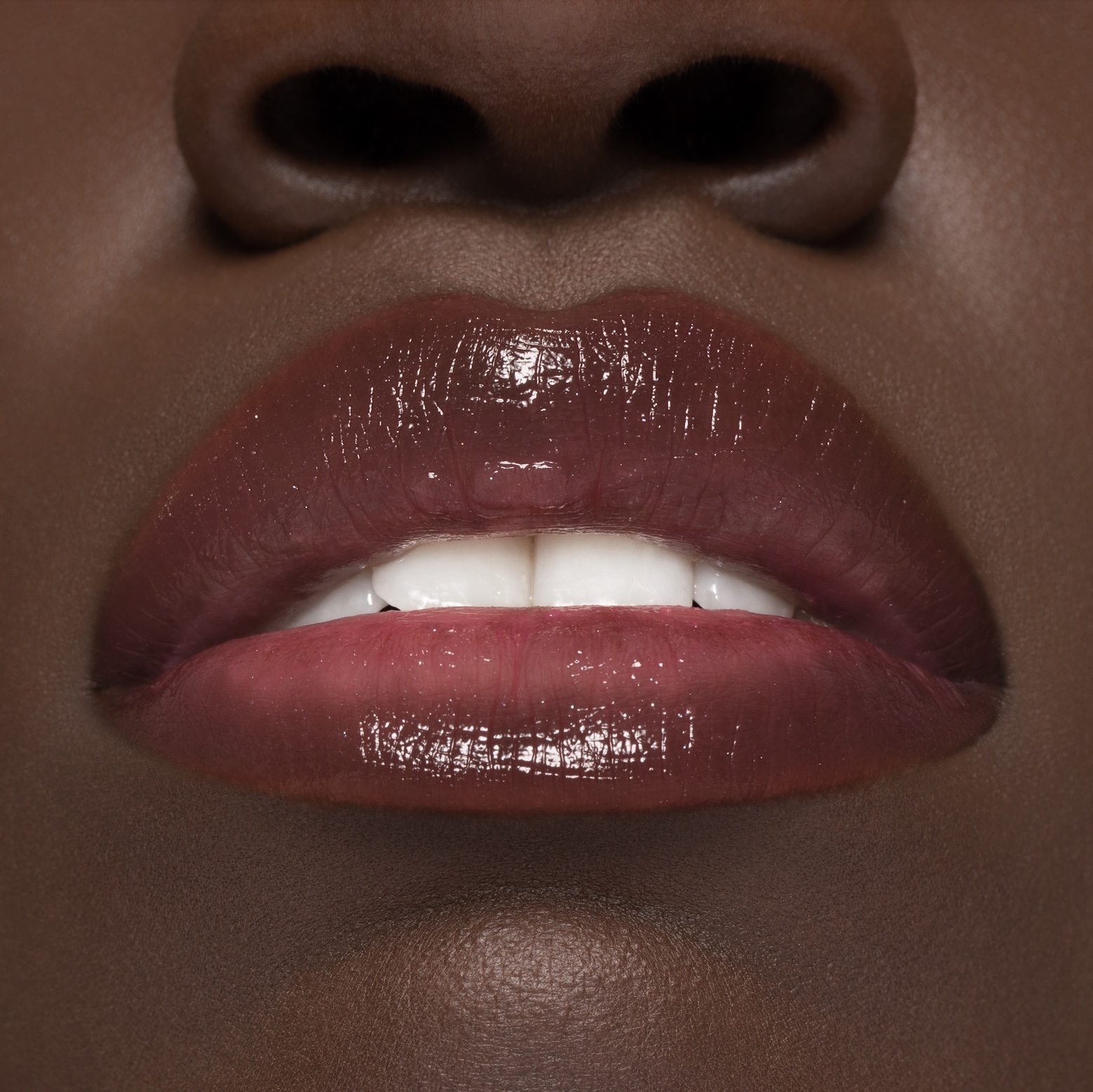 cliomakeup-cuoricino2-balsamo-labbra-nutriente-colorato-lip-balm-burrocacao-lucidalabbra-dark-applicato