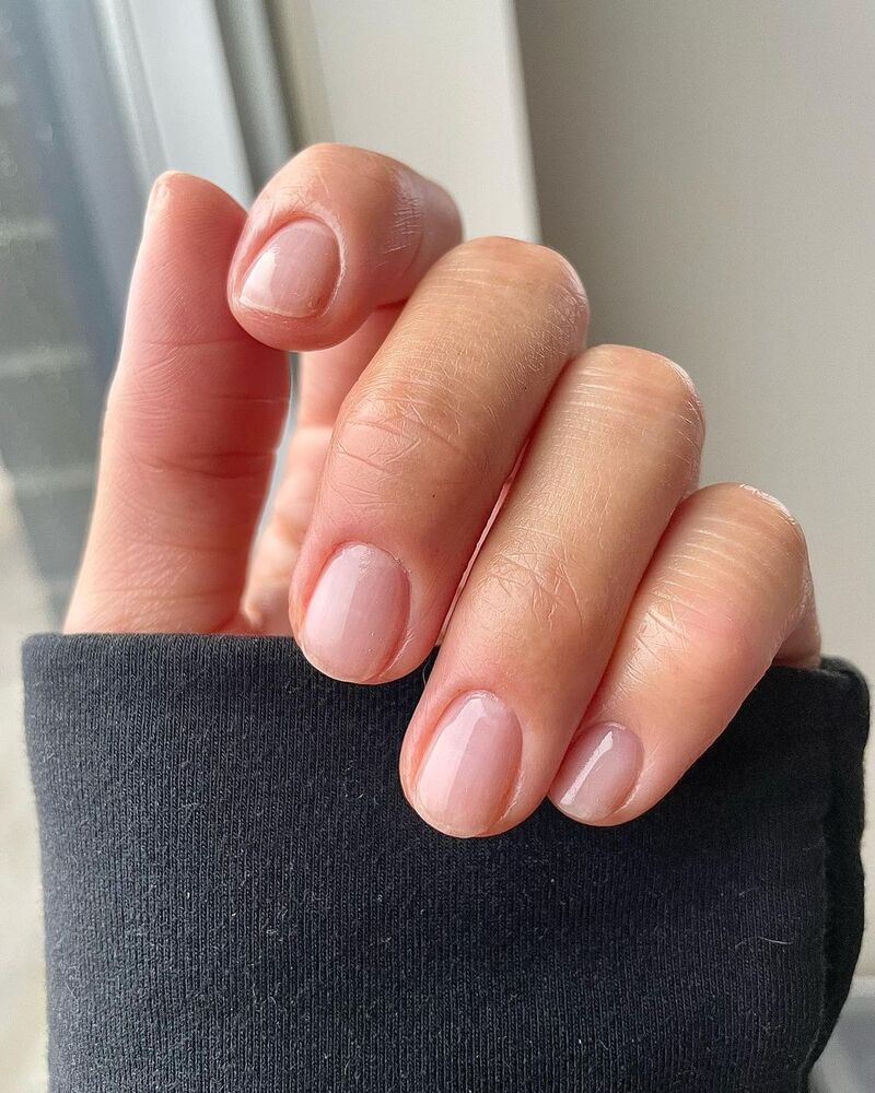 Credits: @the_minimalist_manicurist Via Instagram, Unghie da sposa con smalto trasparente
