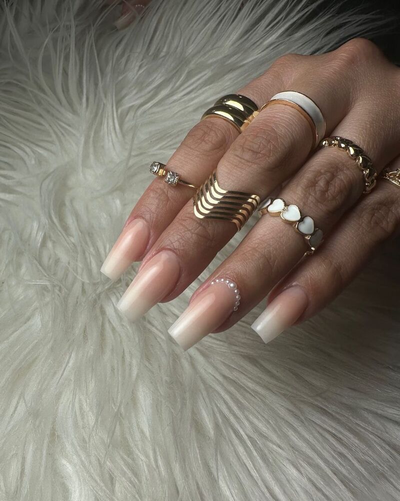 Credits: @nailsbyluiseduardo Via Instagram, Unghie effetto baby boomer con dettaglio in micro perle
