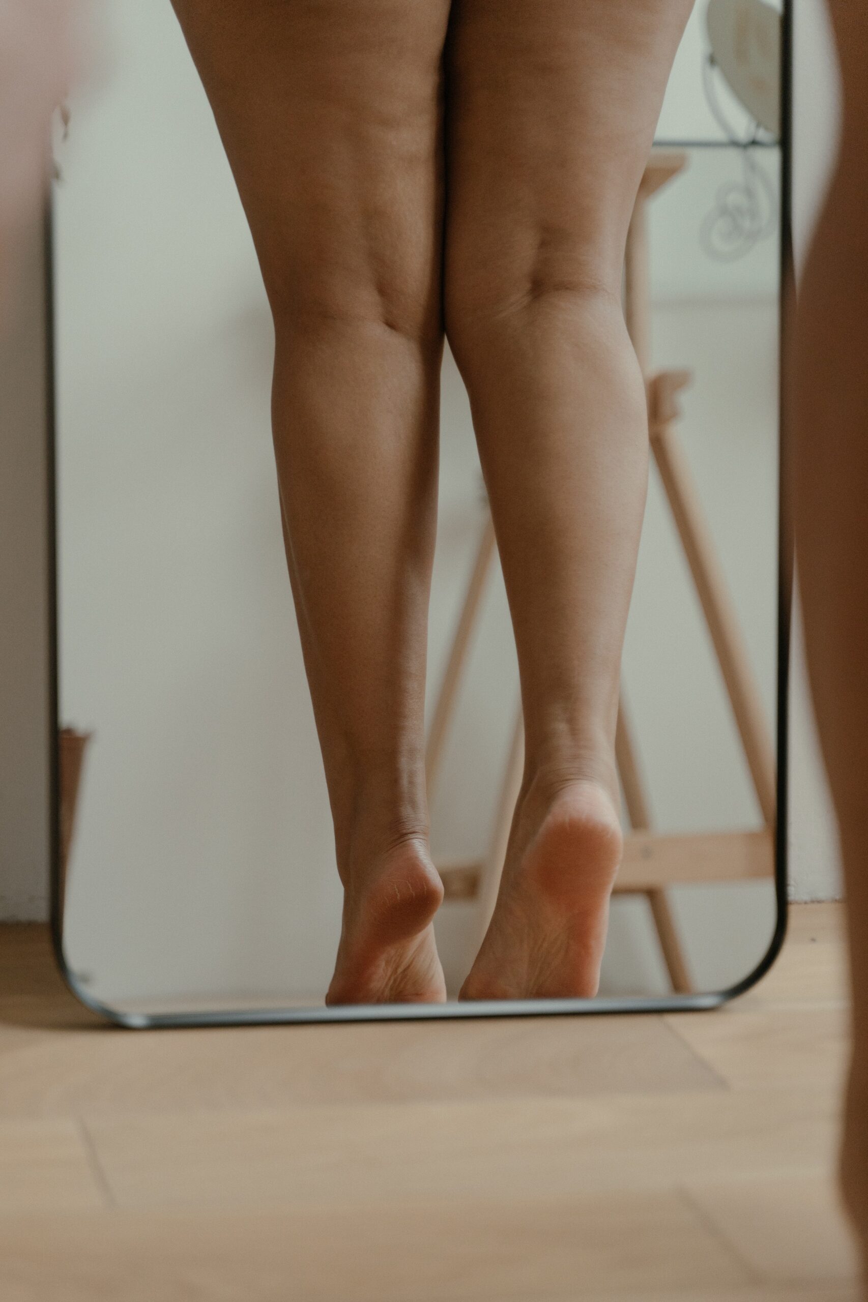 Cliomakeup-cellulite-appoggio-piede-specchio