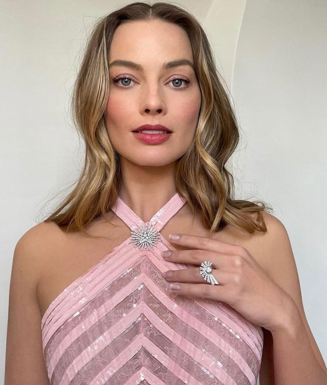 cliomakeup-come-ricreare-make-up-margot-robbie-press-tour-barbie-3