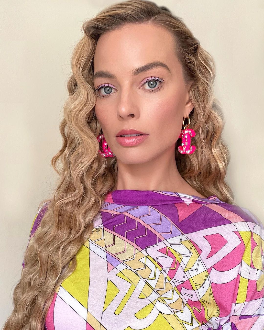 cliomakeup-come-ricreare-make-up-margot-robbie-press-tour-barbie-4