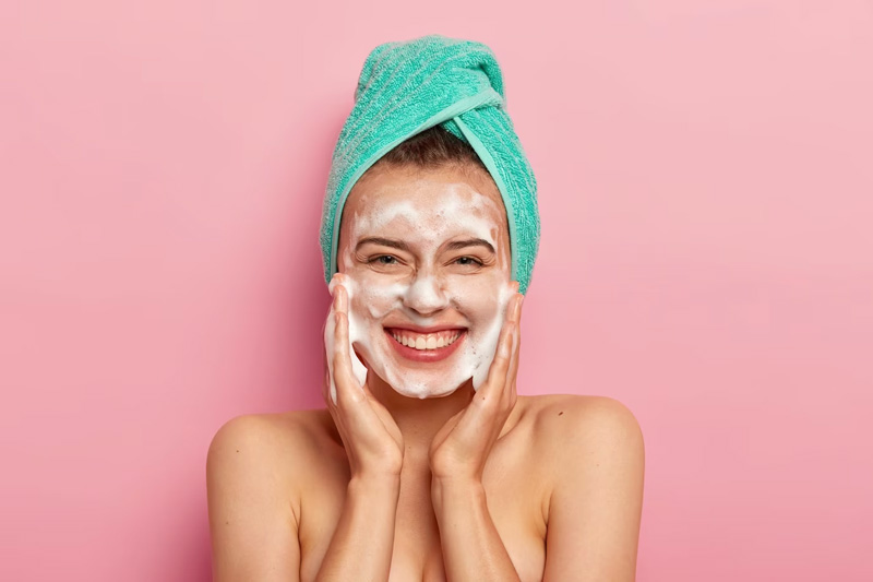 cliomakeup-come-preparare-la-pelle-al-trucco-step-skincare-e-consigli-della-makeup-artist-detergente-schiumogeno