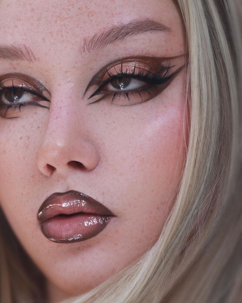 cliomakeup-tendenze-trucco-occhi-autunno-2023-eyeliner-marrone