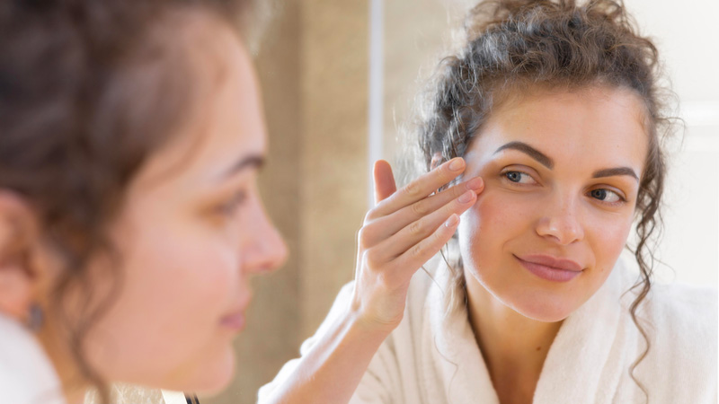 cliomakeup-come-preparare-la-pelle-al-trucco-step-skincare-e-consigli-della-makeup-artist-applicazione-contorno-occhi