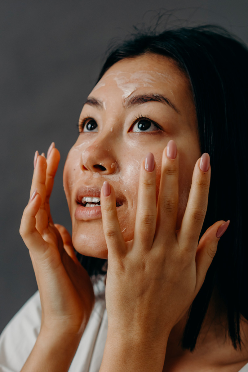 cliomakeup-come-preparare-la-pelle-al-trucco-step-skincare-e-consigli-della-makeup-artist-applicazione-crema