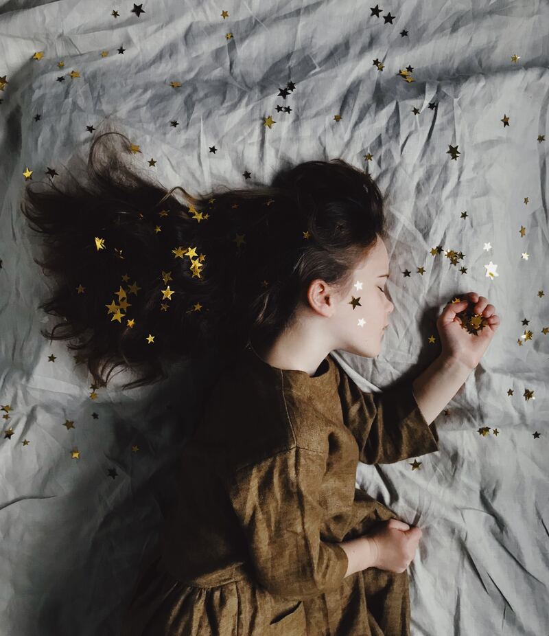 cliomakeup-come-svegliare-bambini-bambina-addormentata