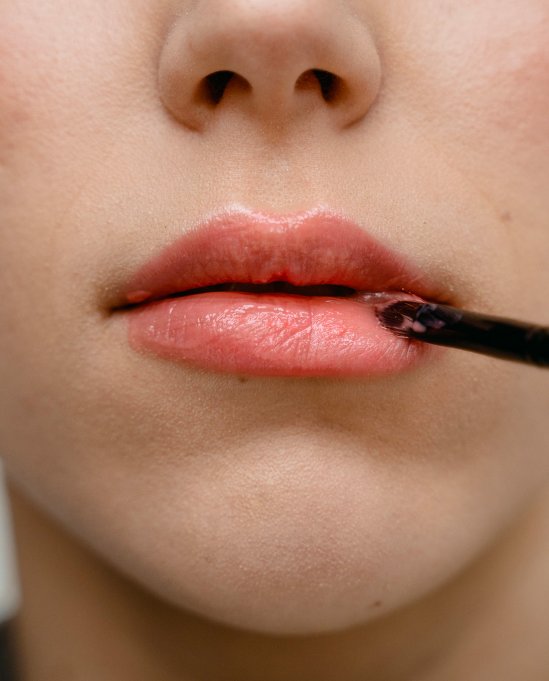 cliomakeup-make-up-no-make-up-autunno-2023-applcazione-gloss