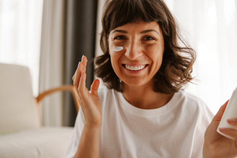 cliomakeup-make-up-no-make-up-autunno-2023-applicazione-contorno-occhi