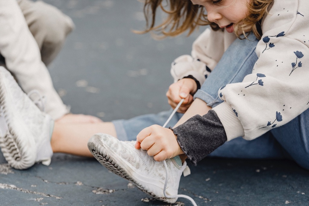 cliomakeup-come-insegnare-ai-bambini-allacciarsi-scarpe