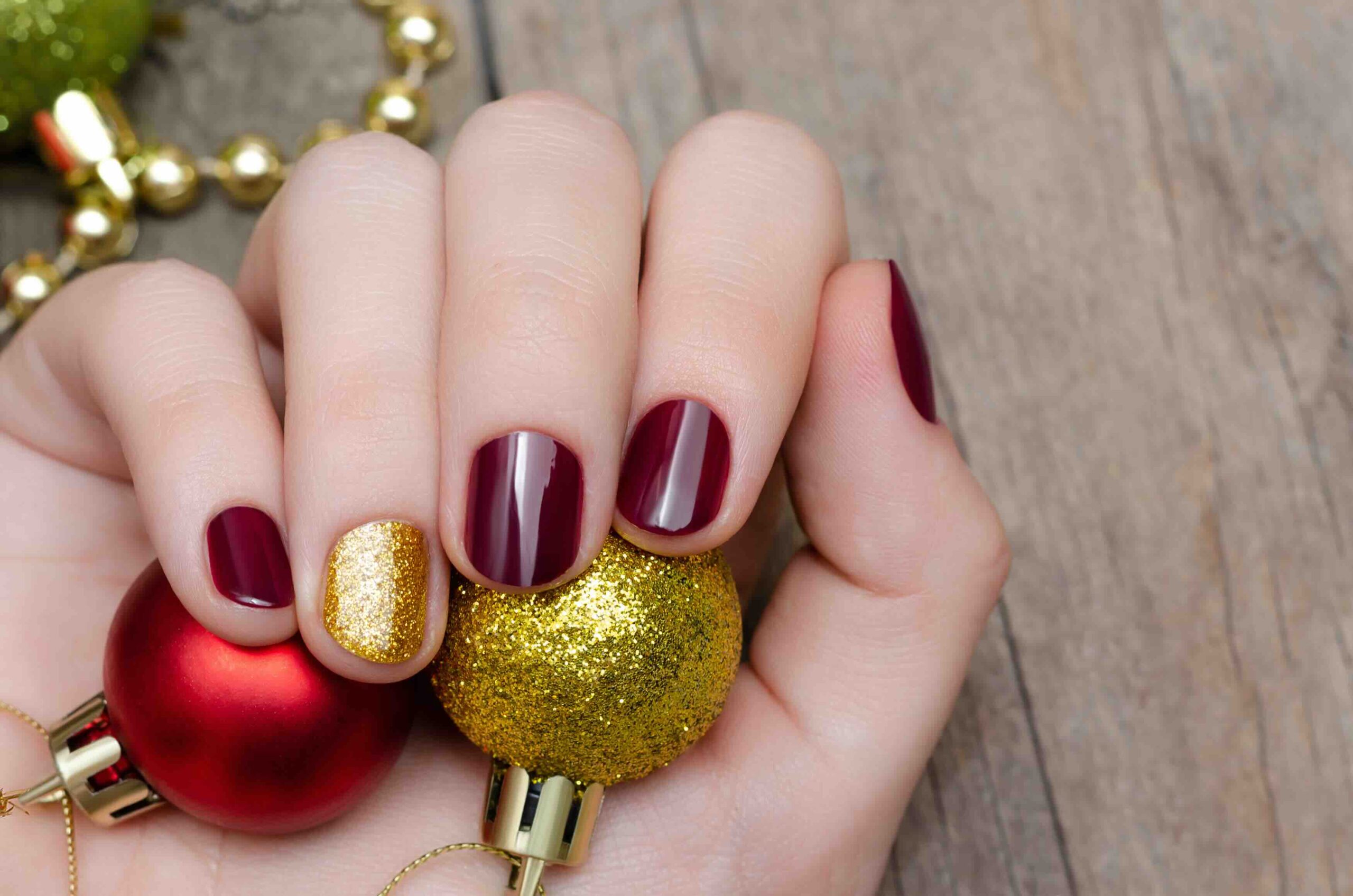 unghie-natalizie-rosso-oro