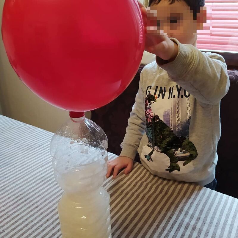 cliomakeup-esperimenti-semplici-bambini-casa-palloncino-che-si-gonfia-da-solo