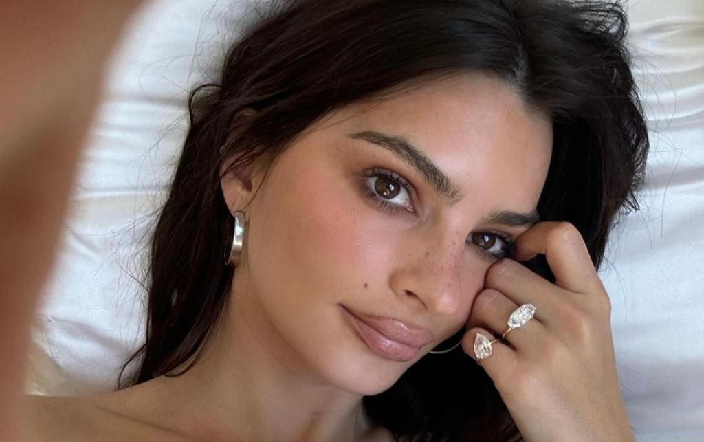cliomakeup-Divorce-ring-Emily-Ratajkowski-1-copertina