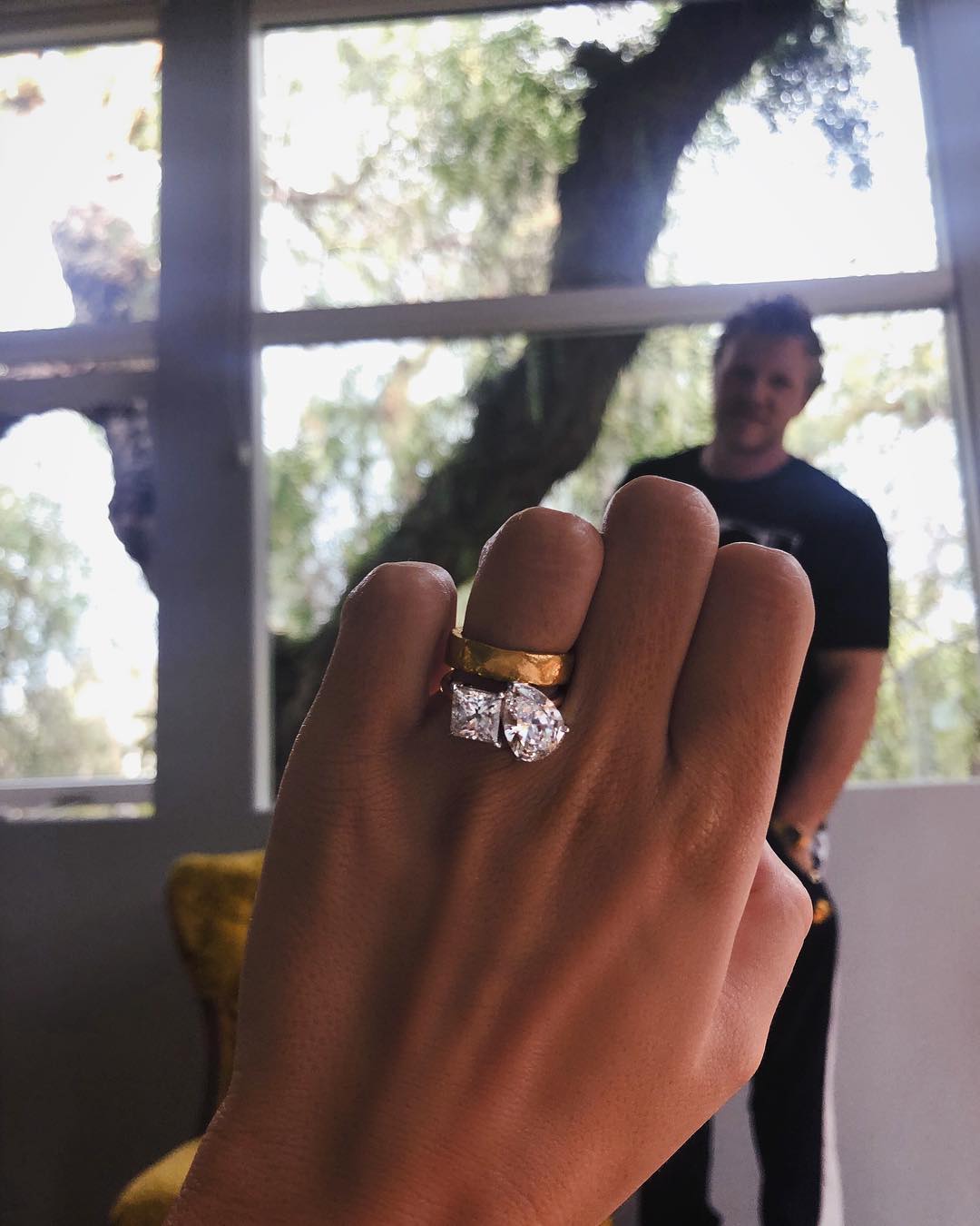 cliomakeup-Divorce-ring-Emily-Ratajkowski-2