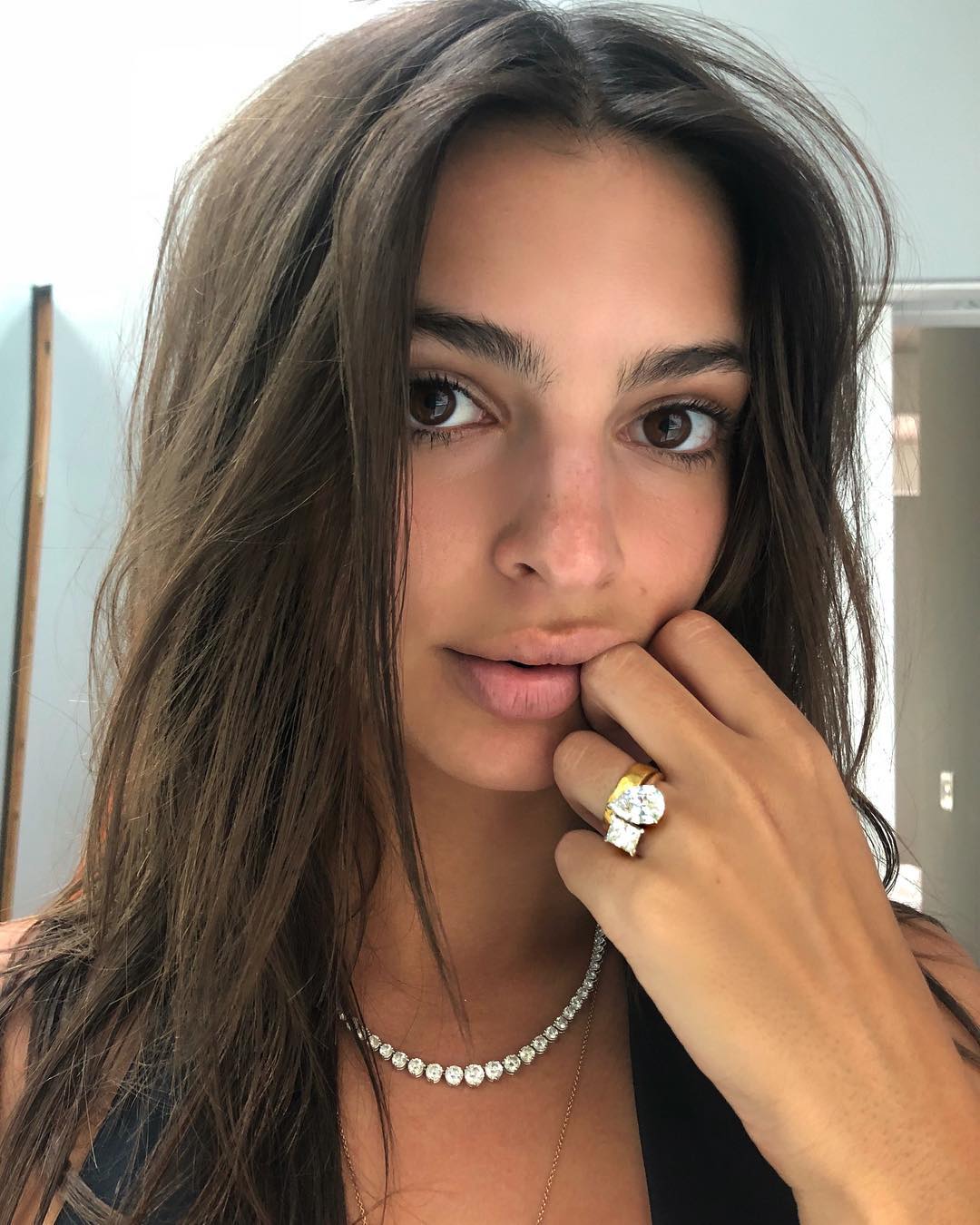 cliomakeup-Divorce-ring-Emily-Ratajkowski-3