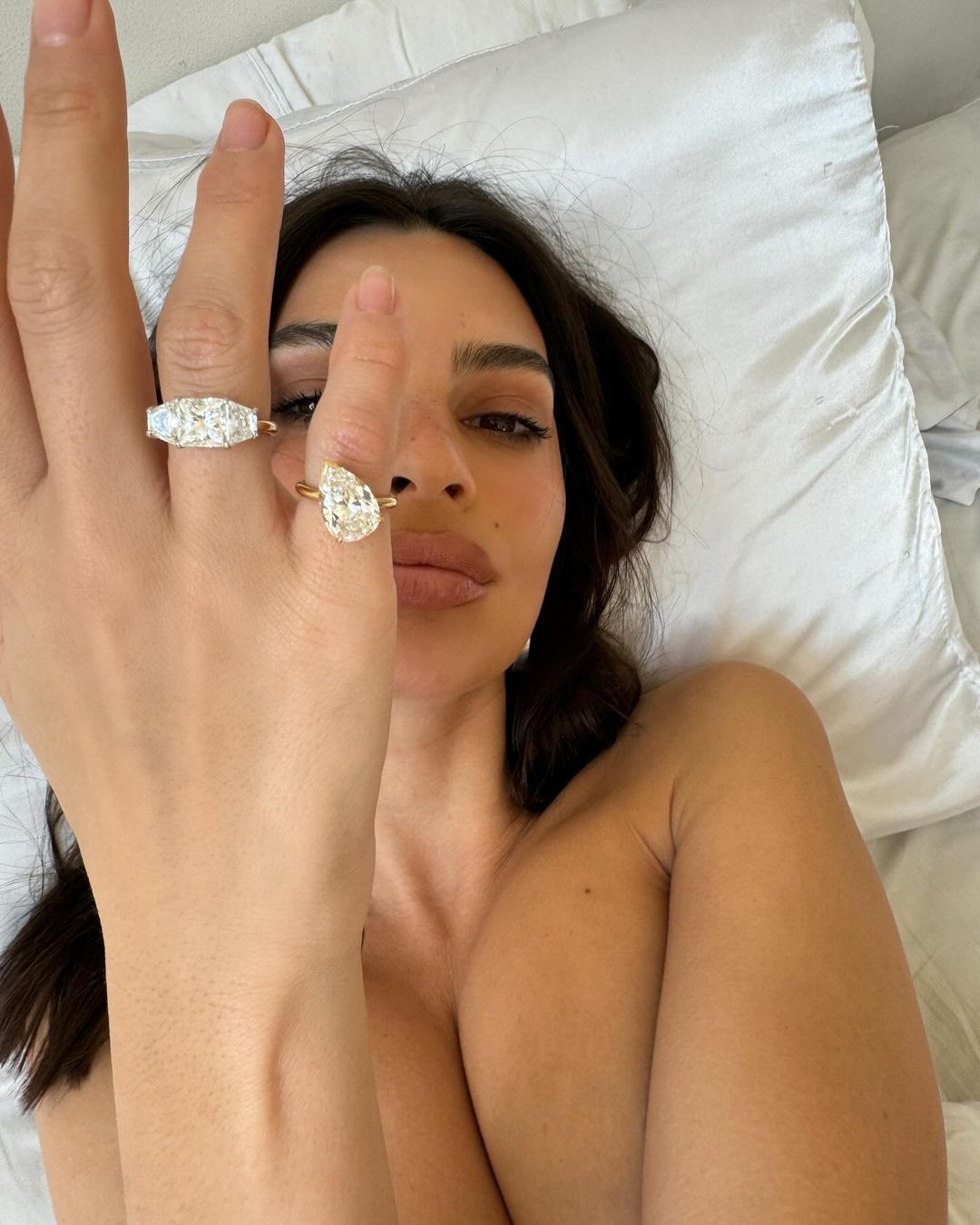 cliomakeup-Divorce-ring-Emily-Ratajkowski-5