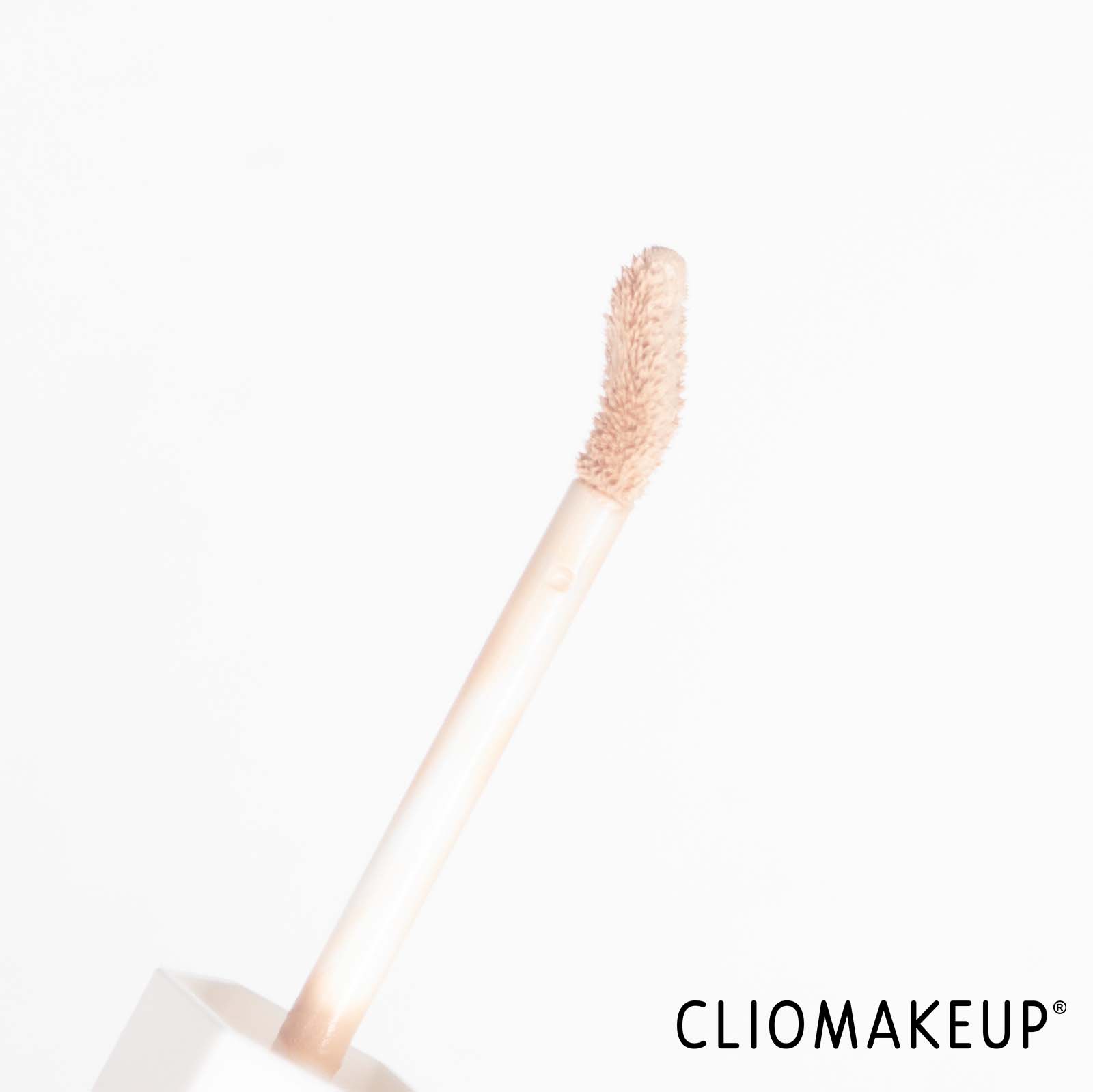 cliomakeup-recensione-correttore-fenty-beauty-were-even-hydrating-longwear-concealer-5