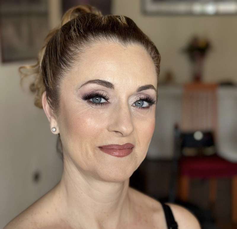 cliomakeup-trucco-occhi-azzurri-50-anni-colori-borgogna