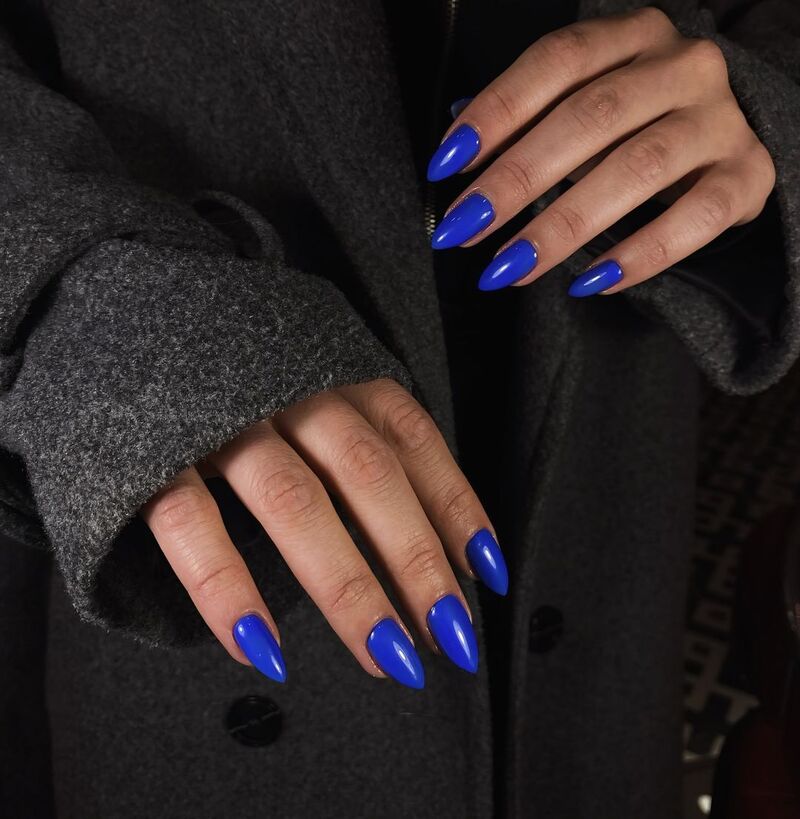 cliomakeup-unghie-blu-2024-cobalto