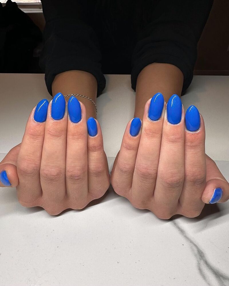 cliomakeup-unghie-blu-2024-indaco