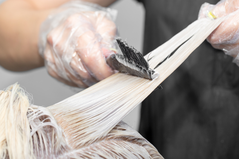 cliomakeup-capelli-che-si-spezzano-cause-decolorazione