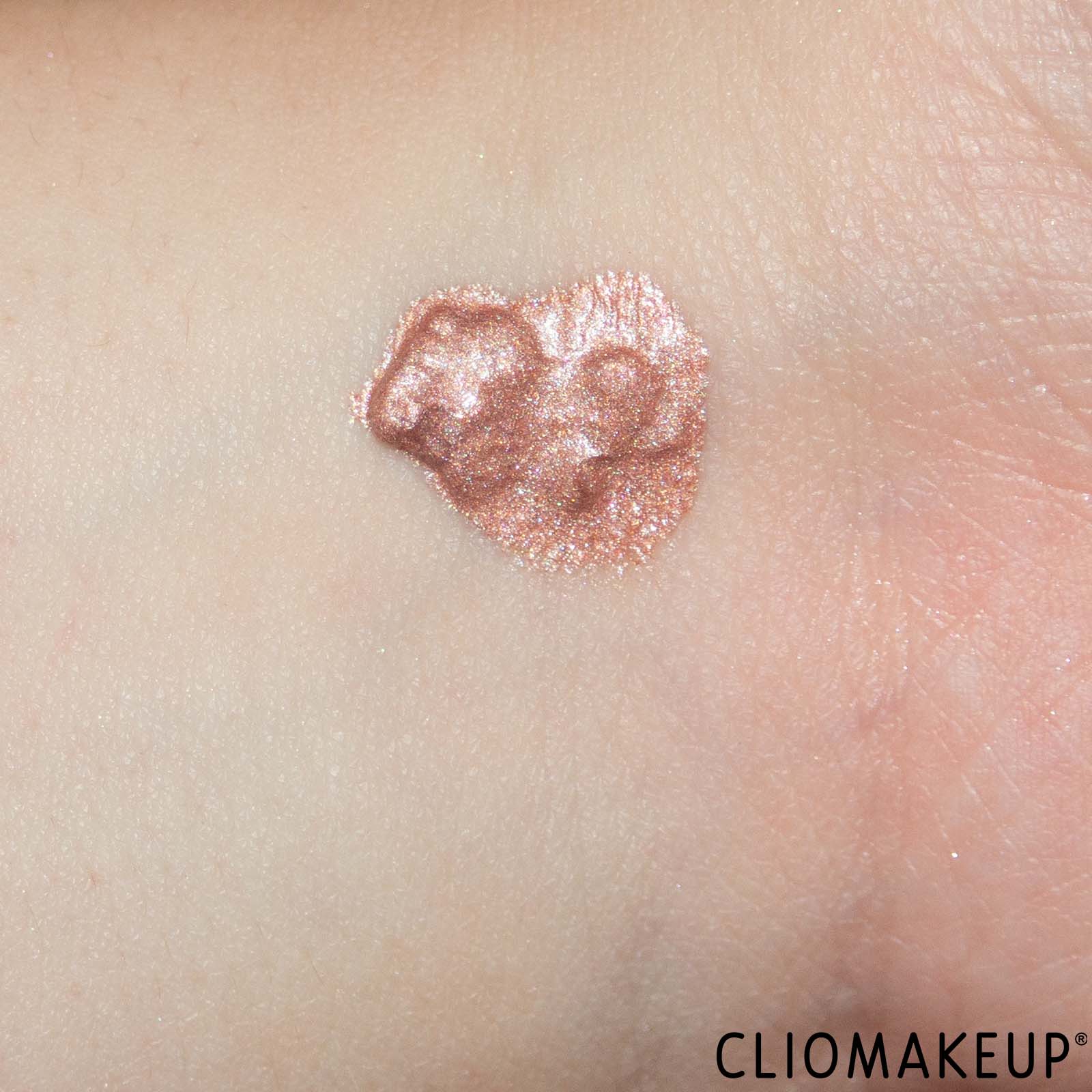 cliomakeup-recensione-illuminante-essence-baby-got-glow-liquid-highlighter-7