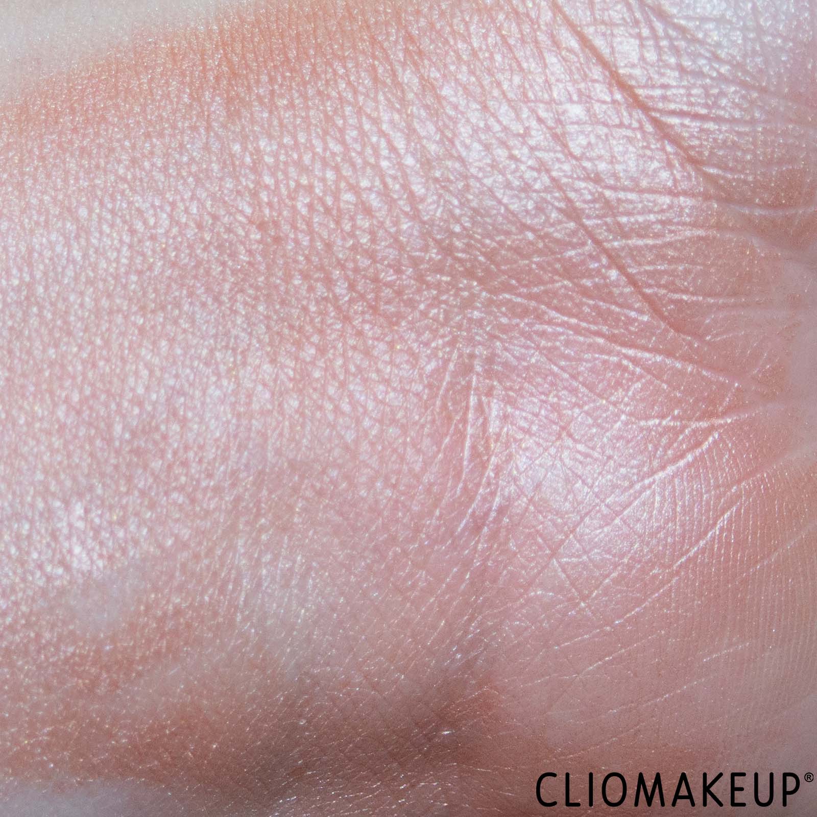 cliomakeup-recensione-illuminante-essence-baby-got-glow-liquid-highlighter-8