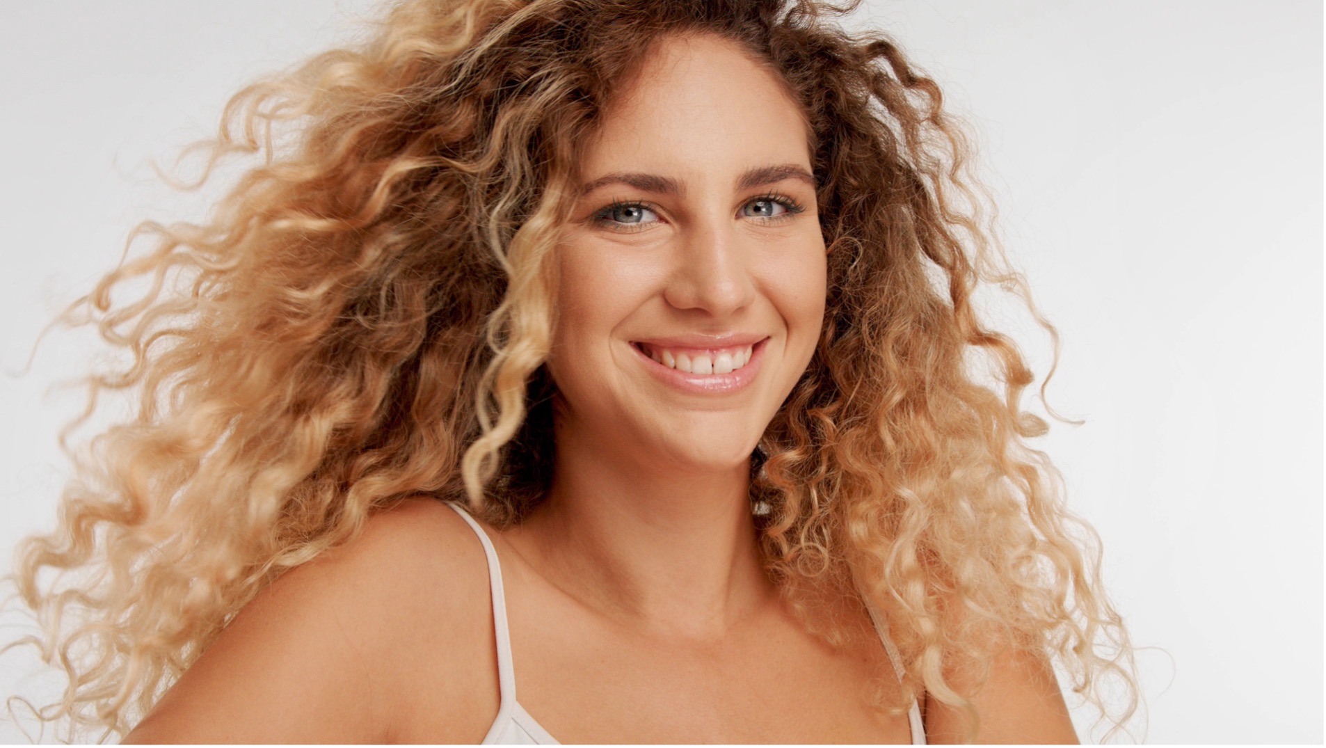 Cliomakeup-colori-capelli-ricci-biondi