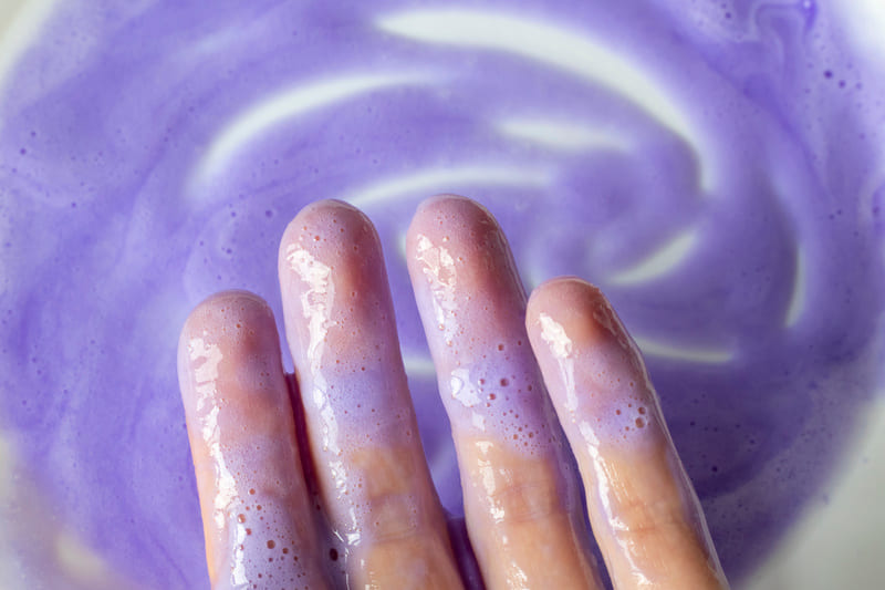 cliomakeup-come-non-far-ingiallire-capelli-bianchi-shampoo-viola