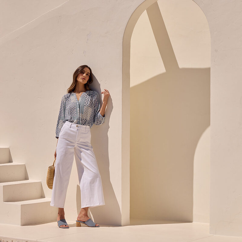 cliomakeup-come-indossare-jeans-bianchi-camicia-geometrica