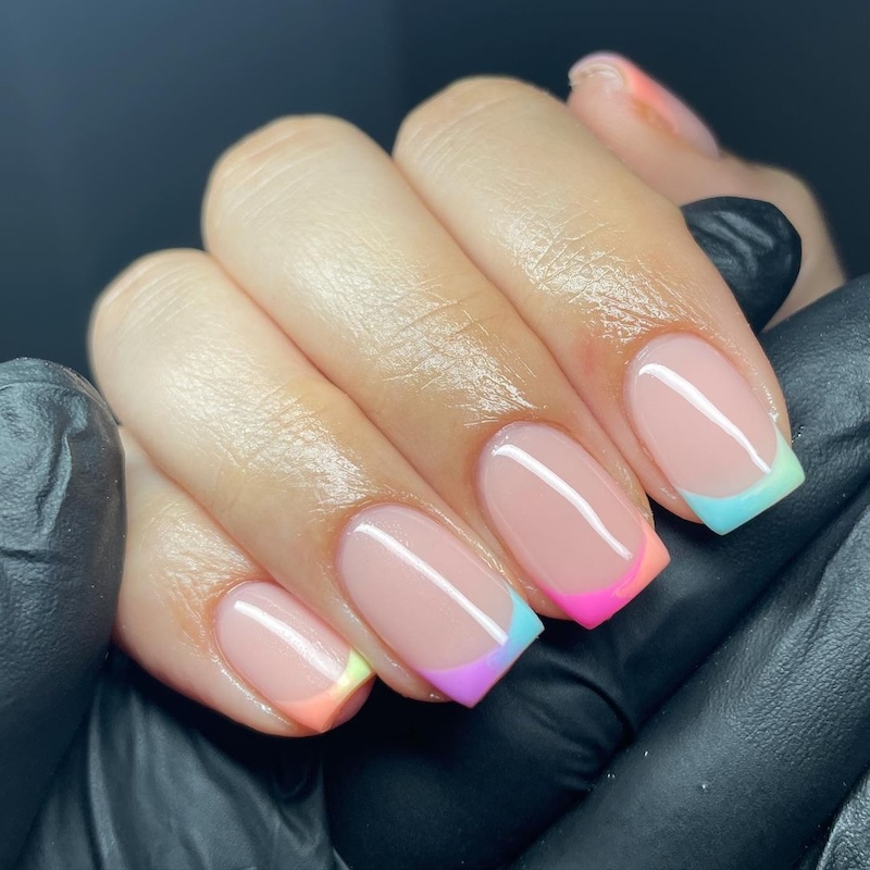 cliomakeup-french-manicure-colorata-estate-2024-13