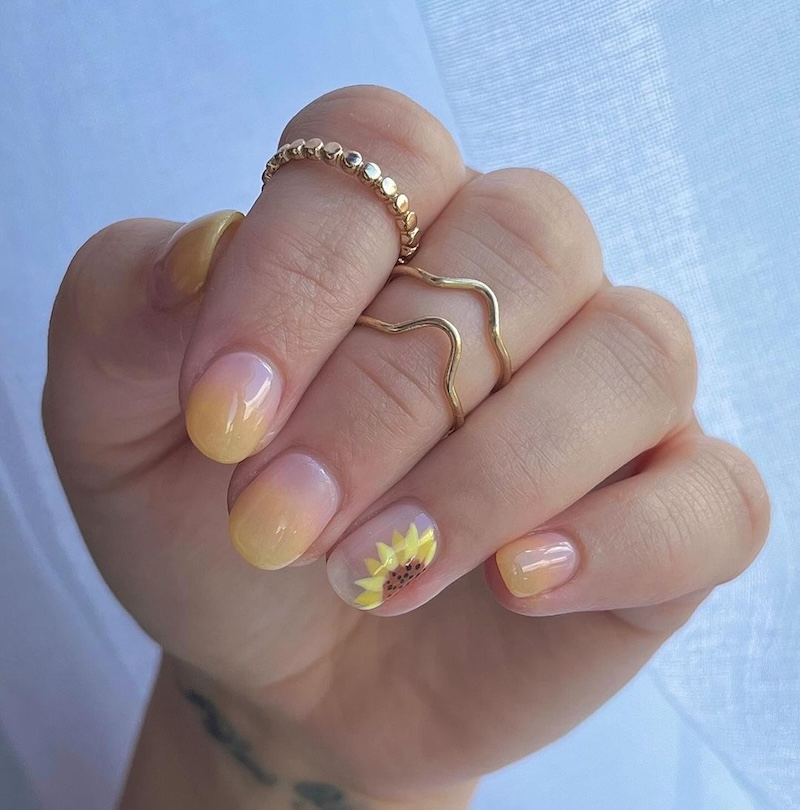 cliomakeup-french-manicure-colorata-estate-2024-4