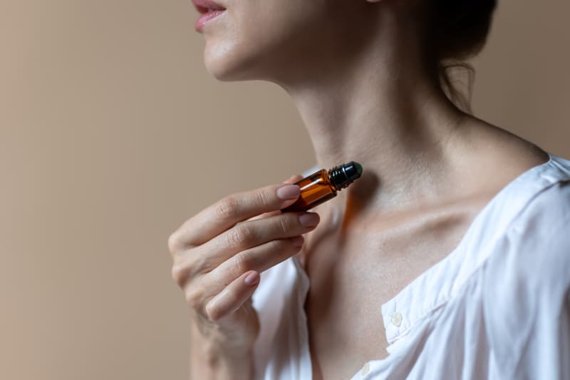 cliomakeup-profumi-in-olio-applicazione