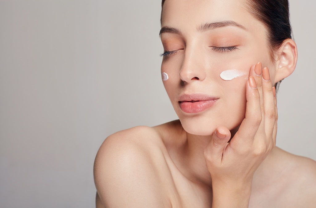 cliomakeup-quando-iniziare-usare-creme-antirughe-1-copertina