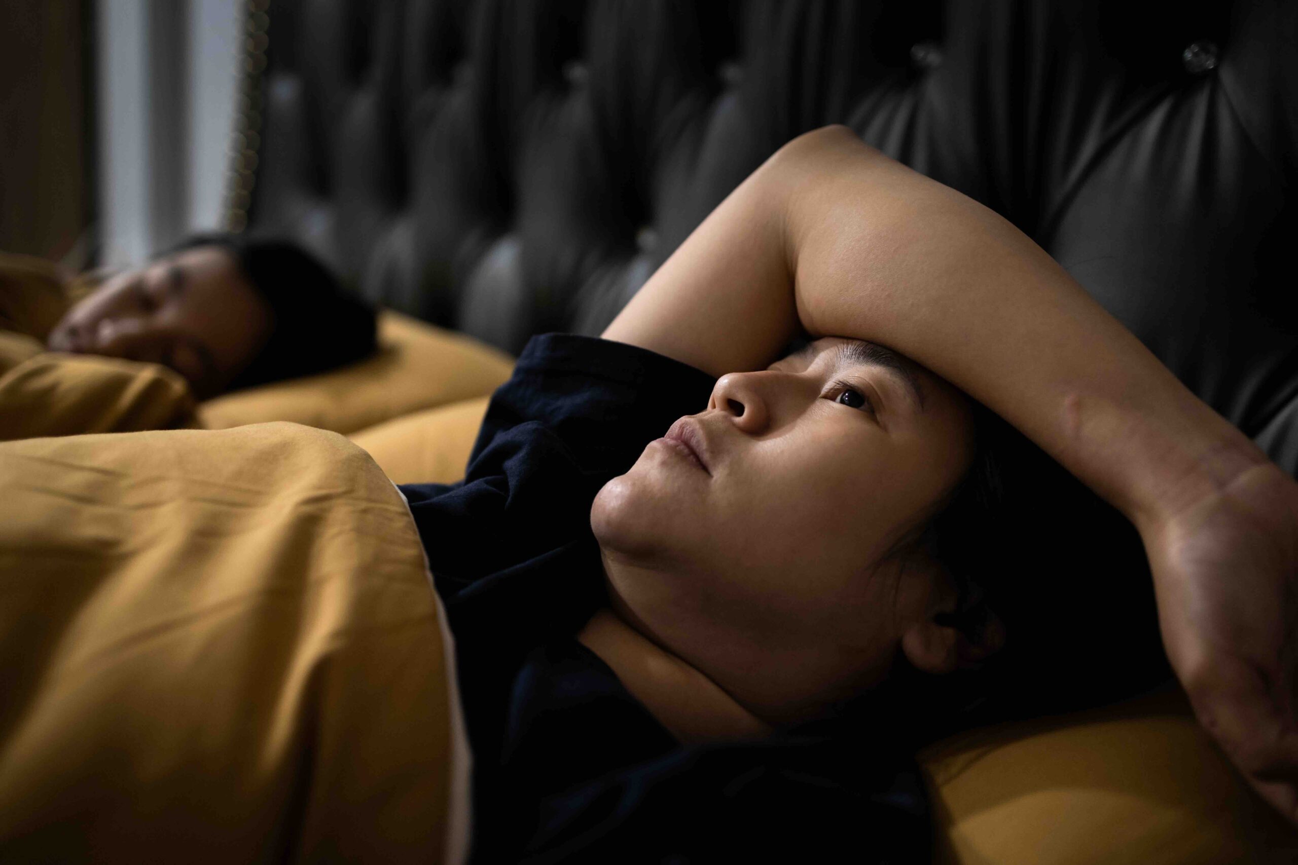 Overthinking-pensieri-intrusivi-donna-letto-insonnia-ansia