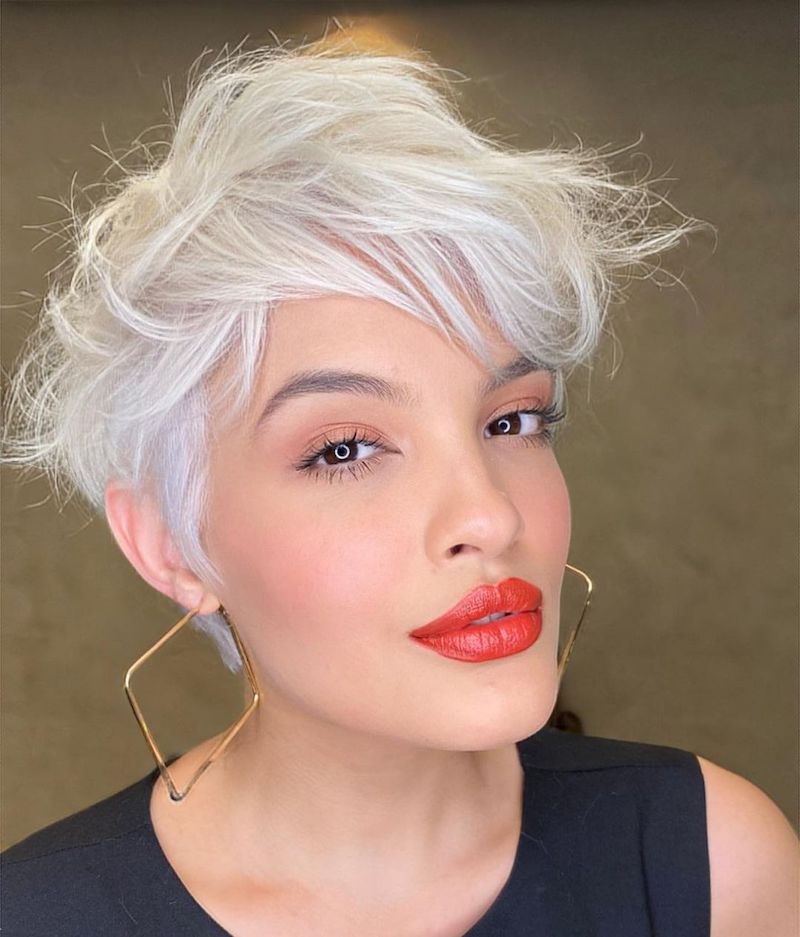 capelli-cortissimi-bianchi-pixie